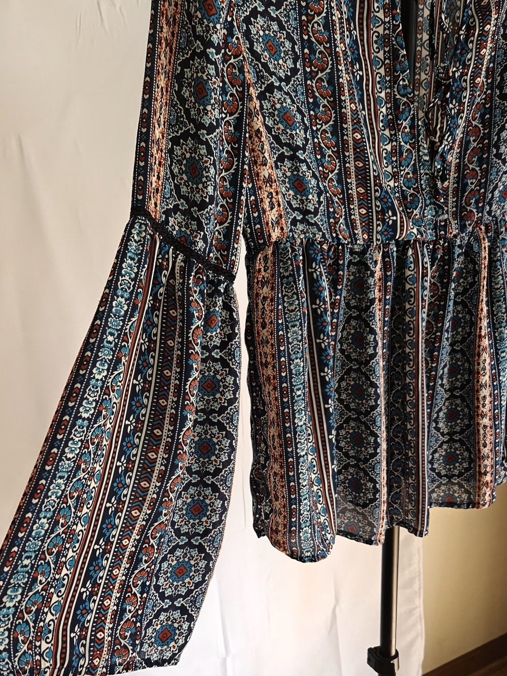 ​Cielo Boho Geometric Pattern Babydoll Blouse Size S Long Bell Sleeve Keyhole - Picture 4 of 12